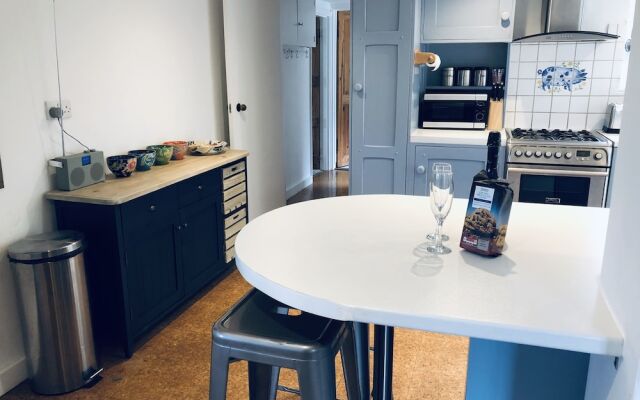 Danny Lodge | By Huluki Sussex Stays