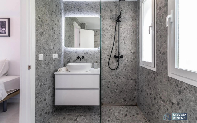 TOP RENOVATED 3-BDRM TOWNHOUSES with POOL, BBQ & ROOFTOP TERRACES