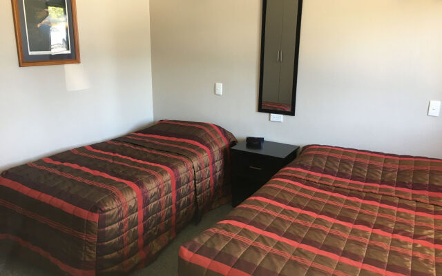 Lakeside Motel & Apartments
