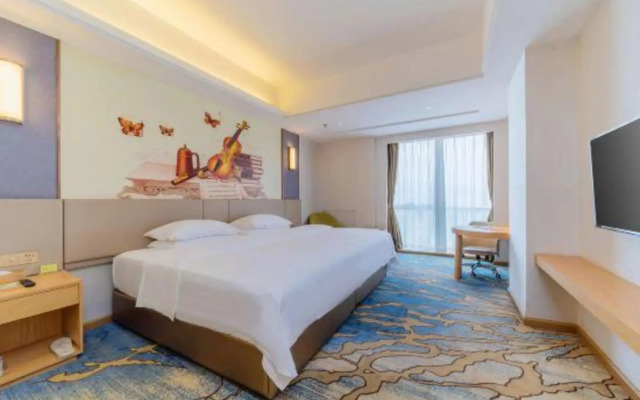 Vienna International Hotel (Zhaoqing Center Lake-view)