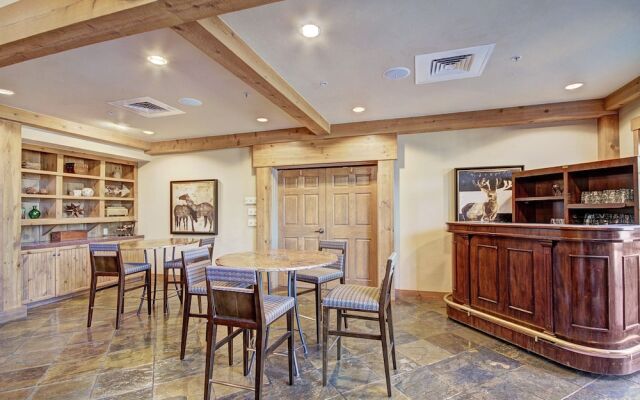 Bright + Scenic 2br - 7ppl Steps To Ski Lifts + Main Street 2 Bedroom Condo by RedAwning