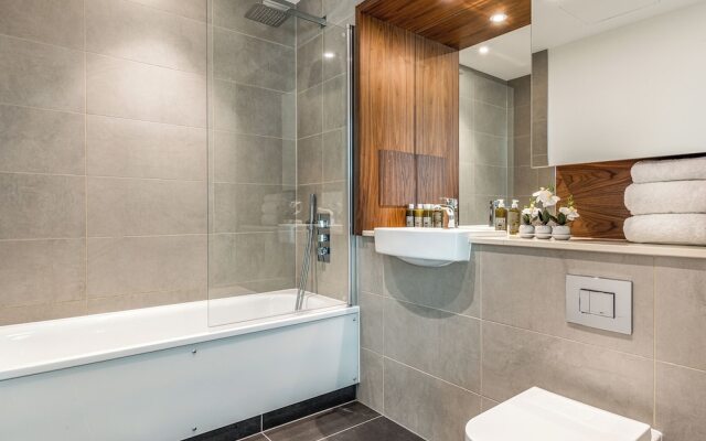 Luxury Canary Wharf Apartment with Parking