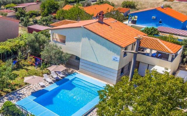 All Seasons Apartment