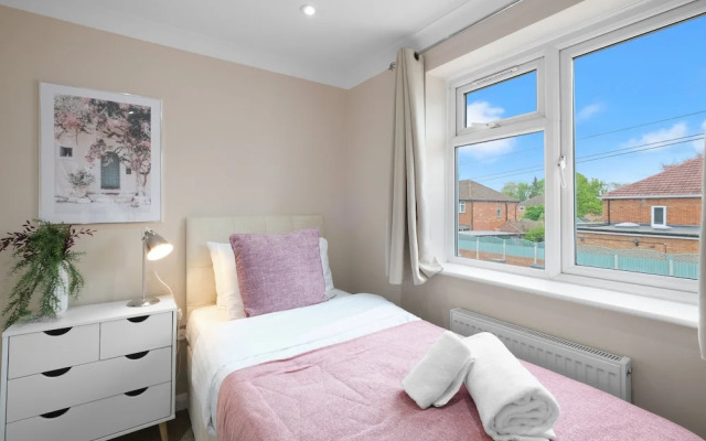 Stylish 4 Bedroom Home in Brightside Ave