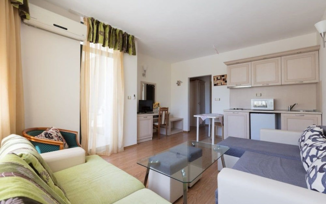 Quiet One Bedroom Apartment with Balcony