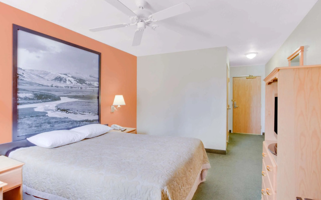 Super 8 by Wyndham Cooke City Yellowstone Park