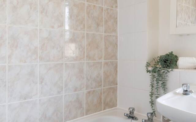 Sunny Seafront Chalet - Sleeps 6