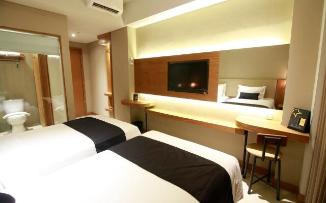 Yellow Star Ambarukmo Hotel
