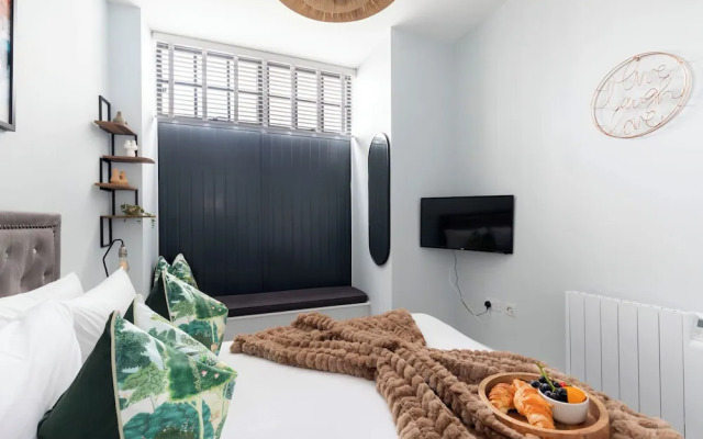 Elliot Oliver - Stylish 2 Bedroom Town Centre Apartment