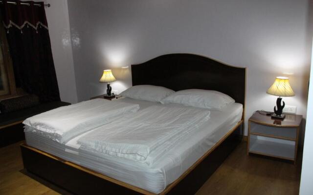 Raku Guest House