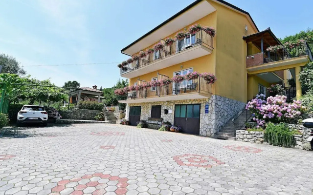 Scenic Retreat Rooms and Family Apartment