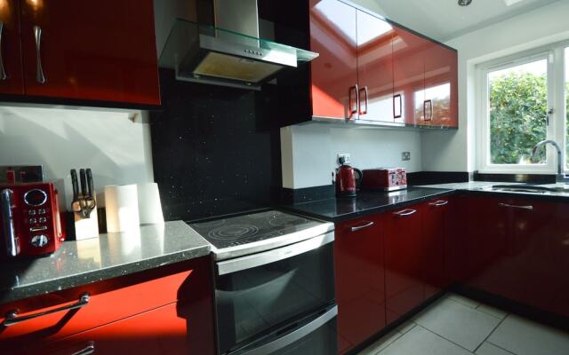 Fantastic 4 Bedroom House In Bath With Garden
