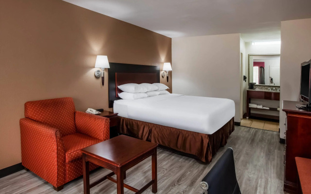 Days Inn & Suites by Wyndham Tyler