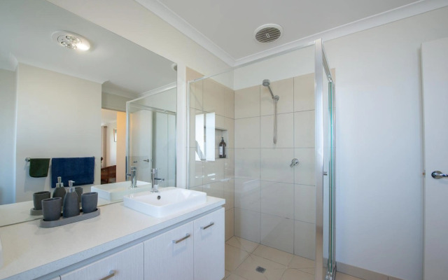 Seabreeze Haven -Wifi, Netflix, pet friendly beach house