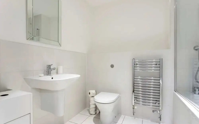 Modern 1 Bedroom Apartment Near Canary Wharf With Balcony