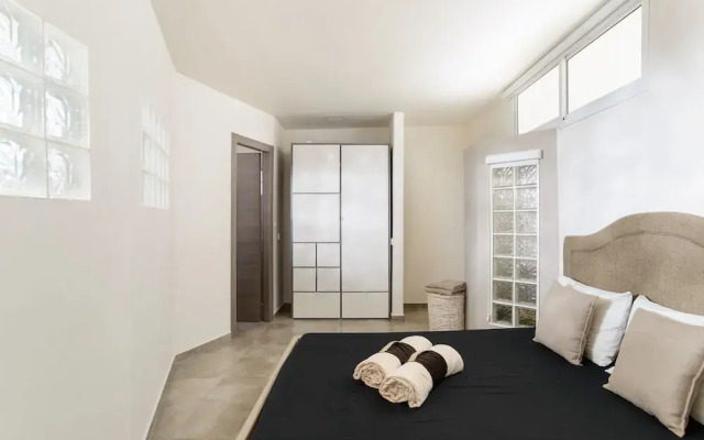 Duplex Lively Neighborhood by FeelHome
