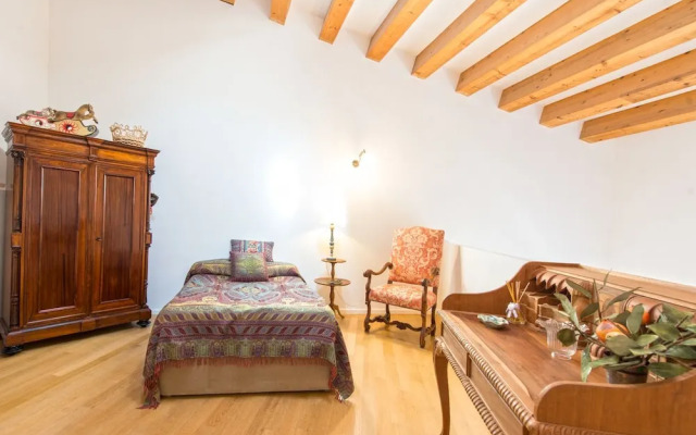 Charming Apartment in the City Center by Wonderful Italy