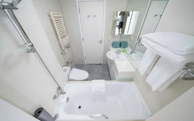 Tyms Family 2BR 1BA Apt Xujiahui Center