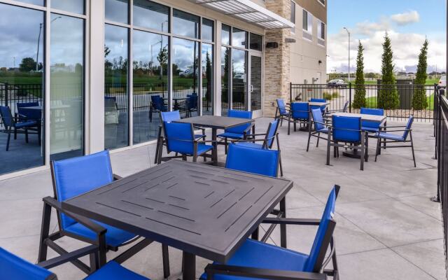 Holiday Inn Express & Suites Kansas City - Lee's Summit, an IHG Hotel