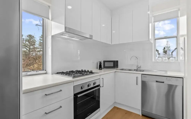 Stylish 2-bed Home Steps From Henley Beach