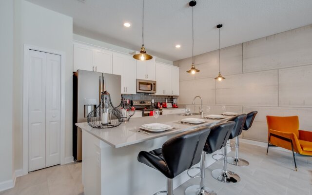 4 Bedroom Town Home with Pool