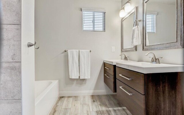 Amazing 4-bdrm W/backyard Paradise in Scottsdale!