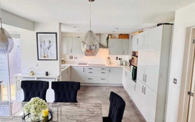 High END Spacious 4 Bed House - Free Parking