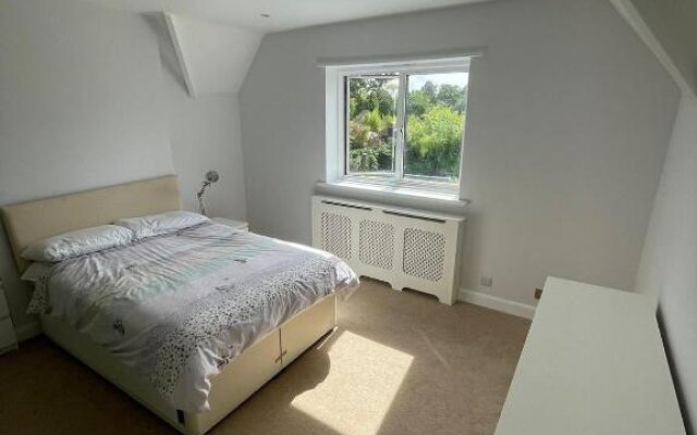 Remarkable 7 Bedroom Family House in Farnborough