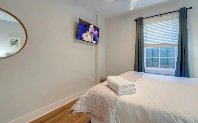Mesmerize Melrose - Mins to Broadway - 2 Bedrooms