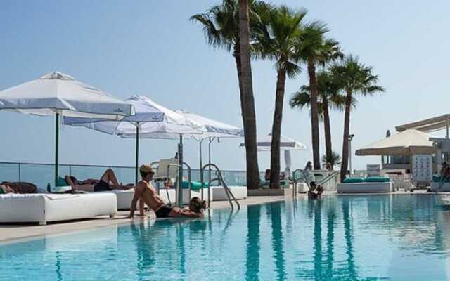 First Line Beach Mar y Sol Lubina