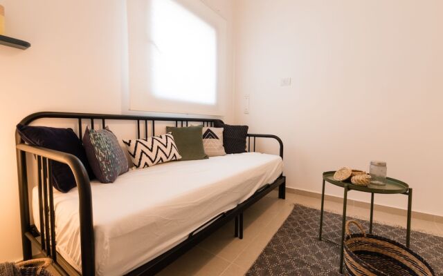 Artsy Modern Bright Apt in Bat Yam