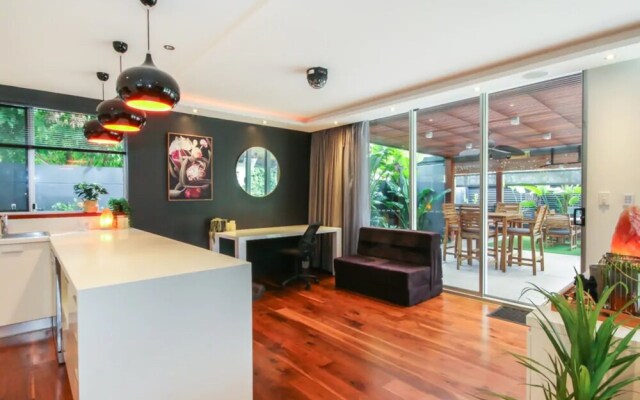 Spacious 2 Bedroom Apartment in Ascot With Large Private Garden