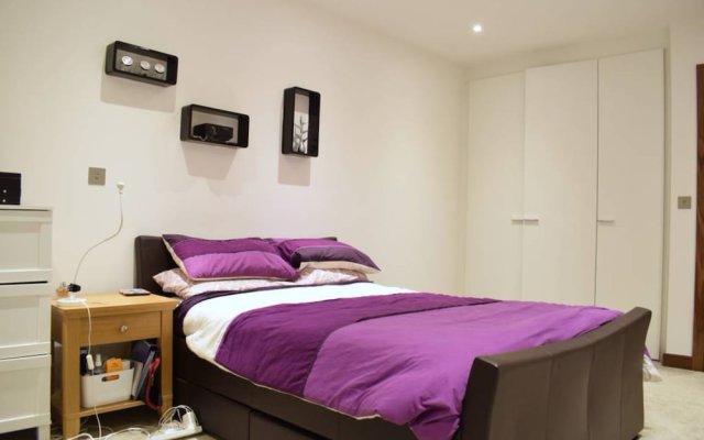 1 Bedroom Apartment Accommodates 4 in Kilburn