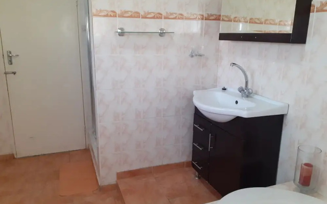 Charming 6-bed House With Swimming Pool in Harare