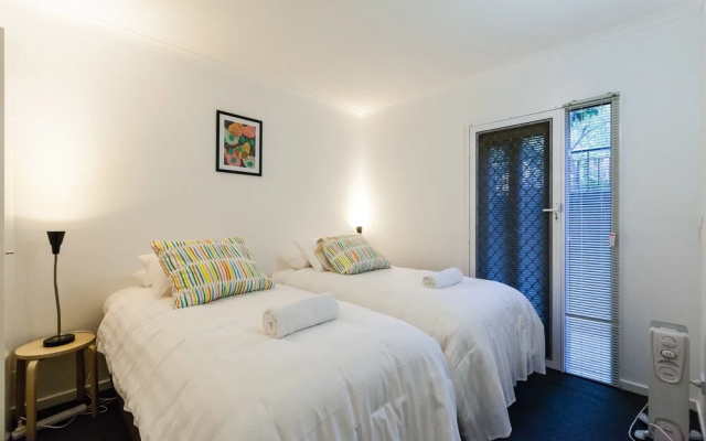 DAWN, 2BDR Carlton Apartment