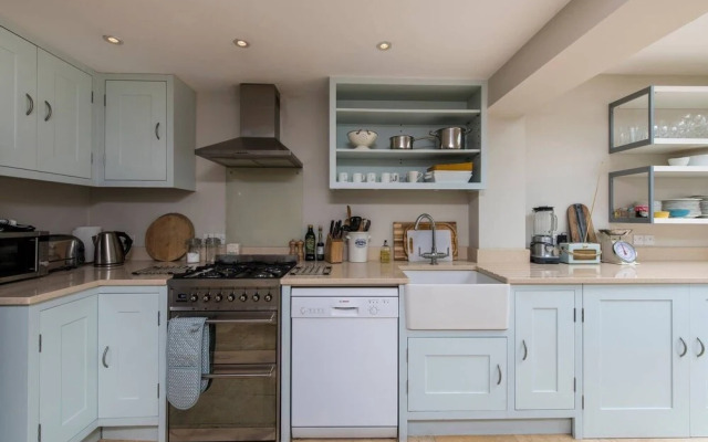 Delightful 2-bed Home, Fulham