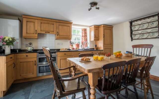 Vintage Holiday Home at Clappersgate District With Fireplace