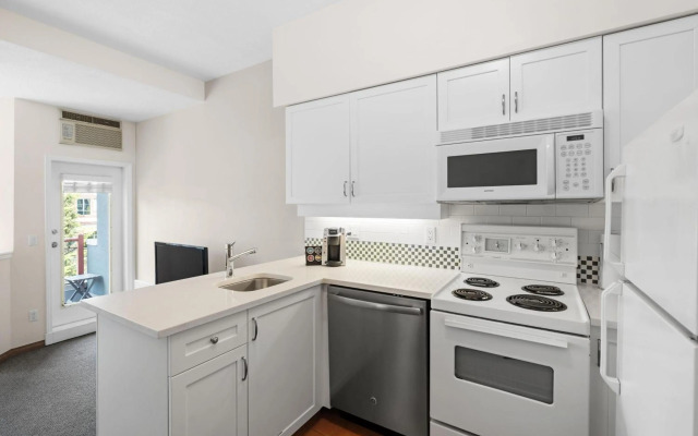 Alpenglow Lodge Family Studio with Sofa Bed by MVA