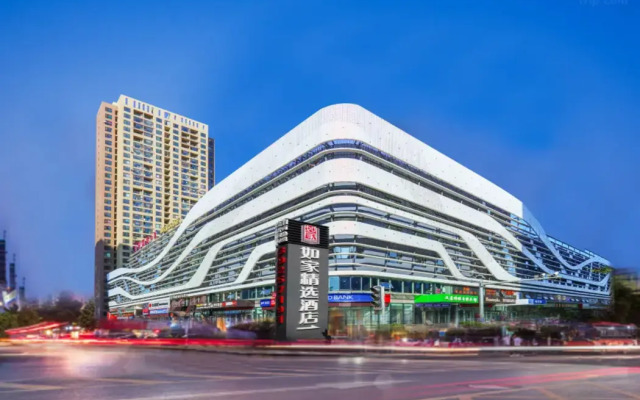 Home Inn Plus (Dalian Development Zone Jinma Road Wanda Plaza)