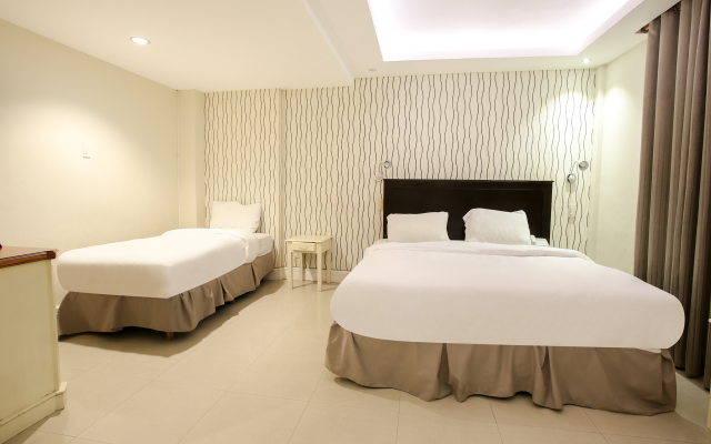 OYO 252 Hotel Euroasia (Vaccinated Staff)