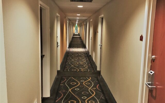 HomeTown Inn & Suites