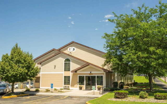 Super 8 by Wyndham Red Wing