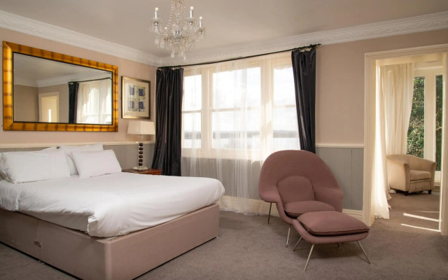 Royal Hotel, Bar & Grill