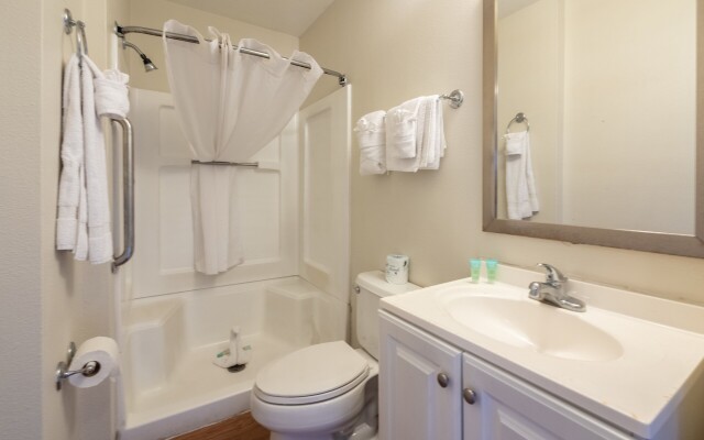 HomeTowne Studios by Red Roof Orlando South