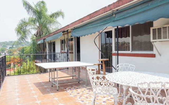 Spacious Cuernavaca House Pool Grill