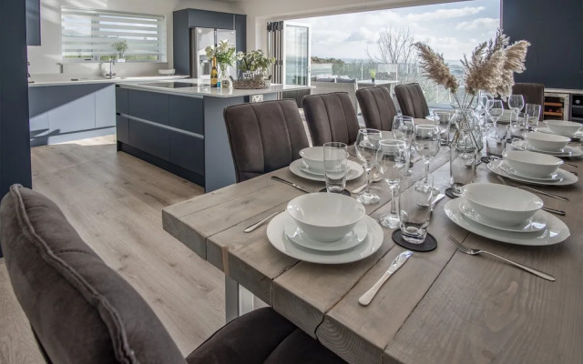 Sunrise - 5 Bedroom Home - Pendine