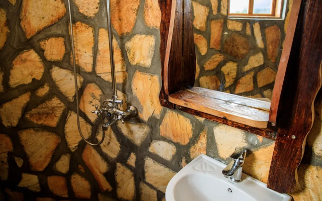 Apuuli Safaris & Cottages