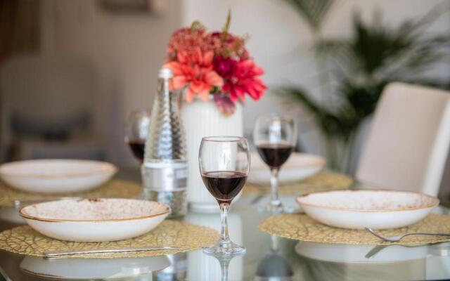 Electra Residence - Luxury Central Beachview Apartment