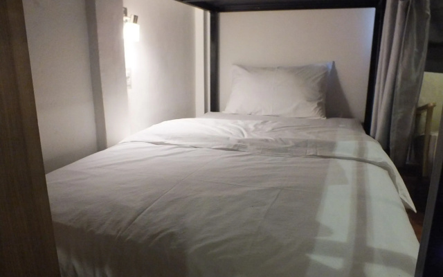 09 Hostel