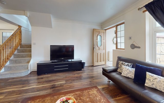 Charming 5-bed House in Grays